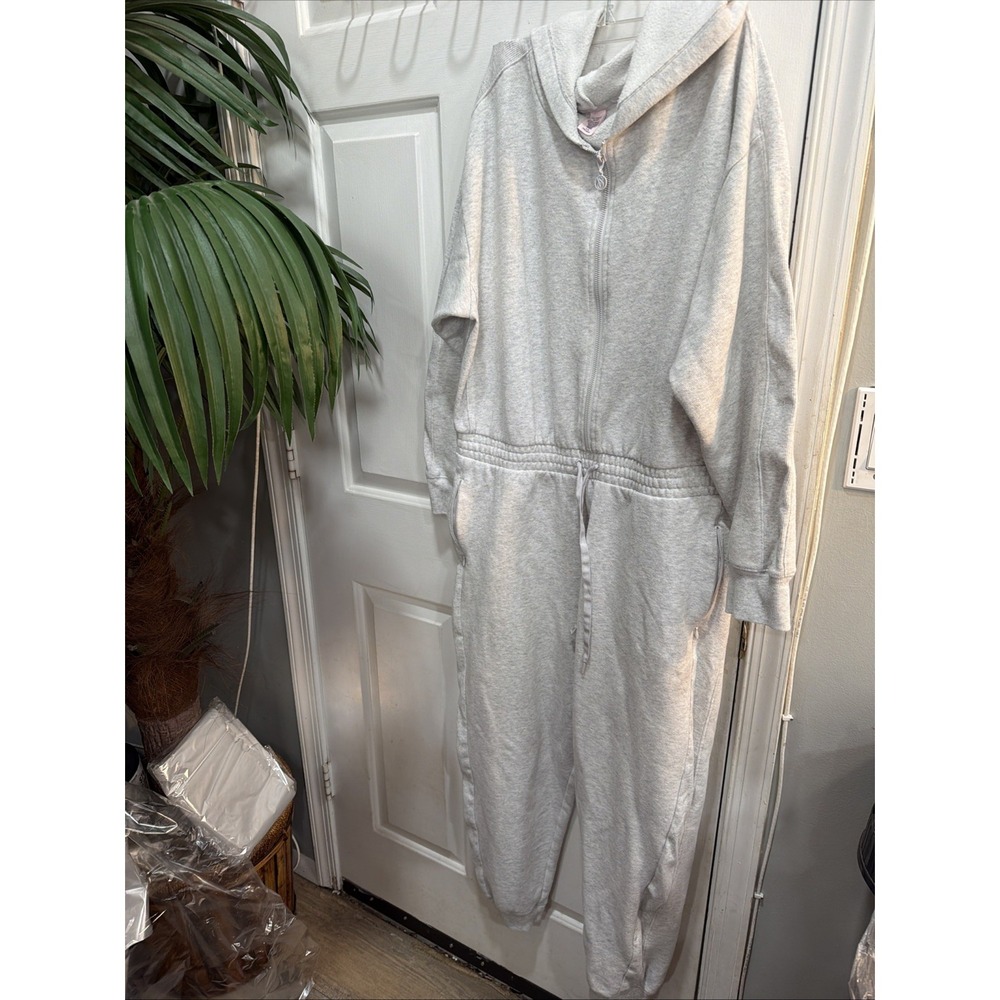 Victoria Secert Warm Up Jumpsuit Latge Warm Come Gray‎ Romper, Stretchy Zip Down